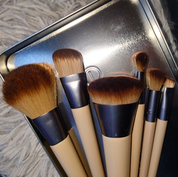EcoTools 6 makeup brushes with tin box - Picture 2 of 7